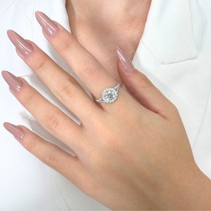 טבעת הילה מרהיבה עם יהלומים במשקל 1.50 קראט בזהב לבן 18 קראט - מתועדת IGI – תמונה 2