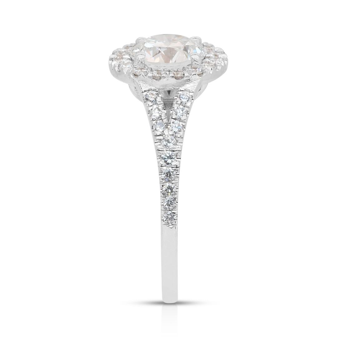 טבעת הילה מרהיבה עם יהלומים במשקל 1.50 קראט בזהב לבן 18 קראט - מתועדת IGI – תמונה 7