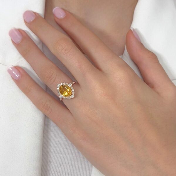 טבעת אשכול מרהיבה של ספיר 4.06 קראט ויהלומים בזהב ורוד 14 קראט - מתועדת IGI