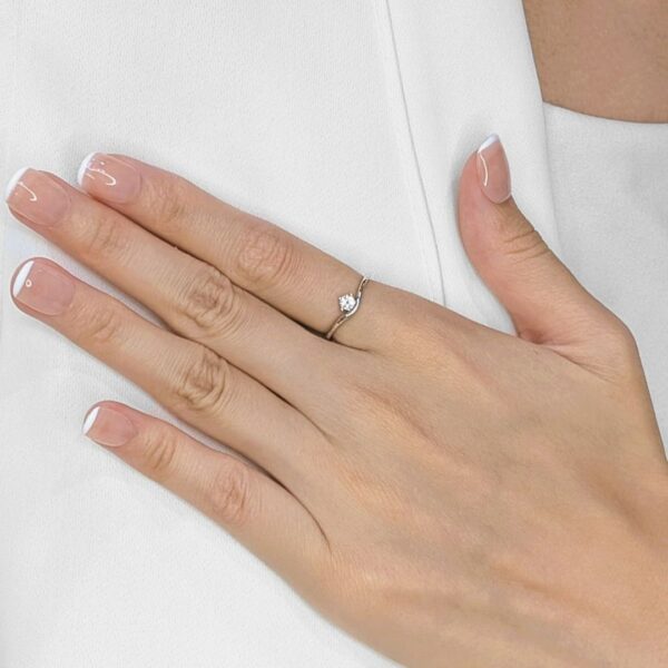 טבעת סוליטר מרהיבה מזהב לבן 14K