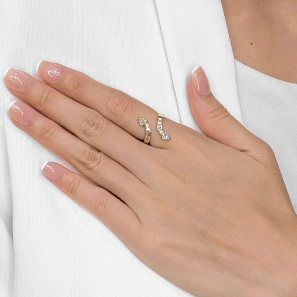 טבעת עוטפת מסוגננת מזהב צהוב 18K, משובצת יהלום טבעי 0.9 קראט