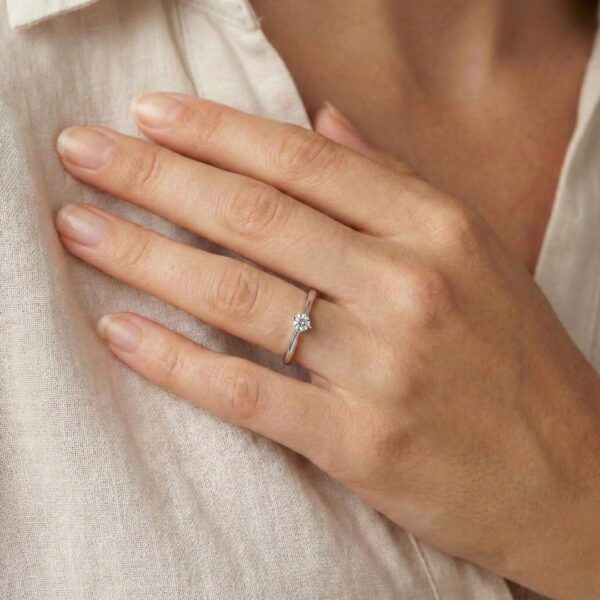 טבעת סוליטר יהלום טבעי נשגבת 0.50 קראט בזהב לבן 18 קראט מבית Charlotte Jewellery (חדש-לא נענד)