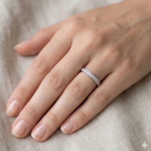 טבעת חצי אינסוף נצחית מיהלומים טבעיים במשקל 0.30 קרט בזהב לבן 18K