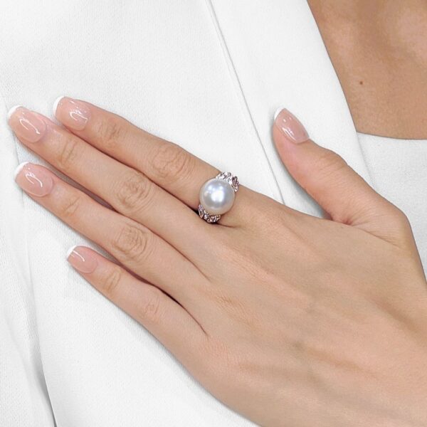 טבעת נצחית משובצת פנינת ים הדרום 13 מ"מ ויהלומים טבעיים 0.86 קראט בזהב לבן 18 קראט