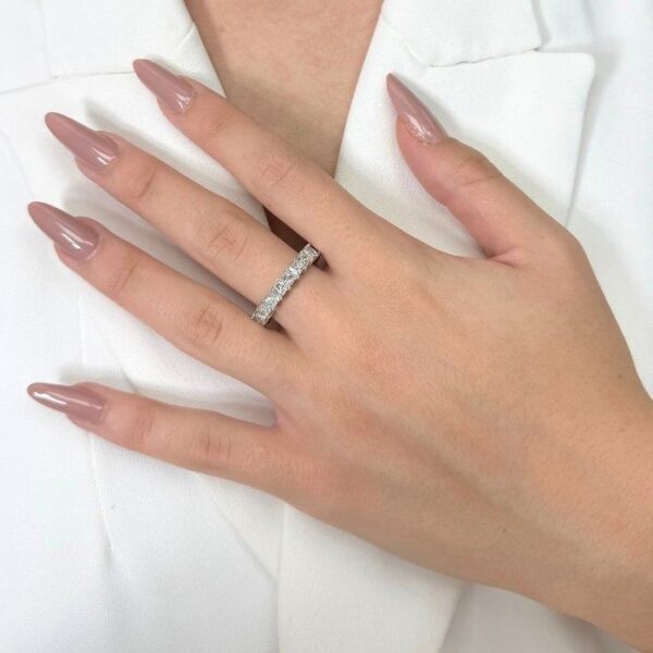 טבעת פס יהלומים על-זמנית במשקל 5.55 קראט בזהב לבן 18 קראט - מתועדת IGI