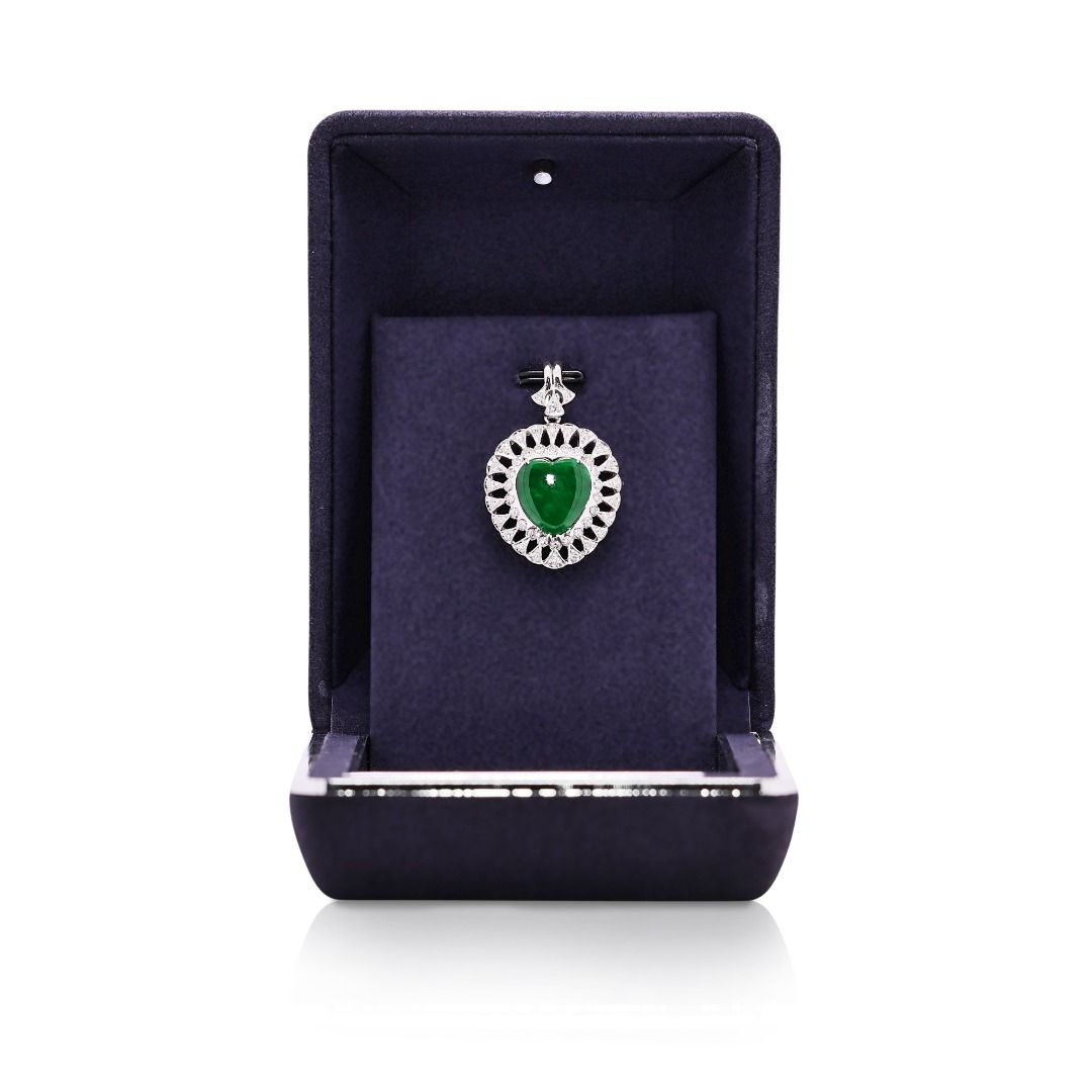 ⁦תליון הילה על-זמני בצורת לב מירקן ג'יידיט סוג A, משובץ יהלום 0.80 קראט בזהב לבן 18 קראט⁩ – תמונה ⁦8⁩