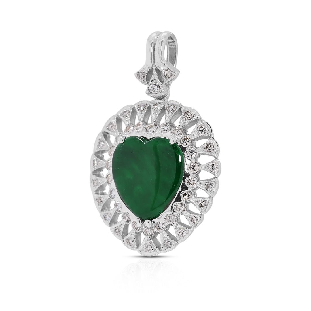 ⁦תליון הילה על-זמני בצורת לב מירקן ג'יידיט סוג A, משובץ יהלום 0.80 קראט בזהב לבן 18 קראט⁩ – תמונה ⁦4⁩