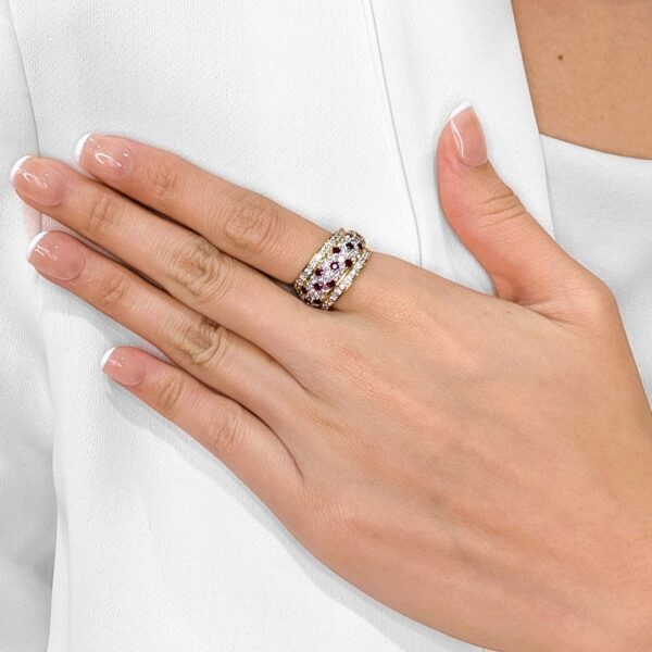 טבעת רובי ויהלומים בעלת שלוש שורות במשקל 1.36 קרט בזהב צהוב 18K