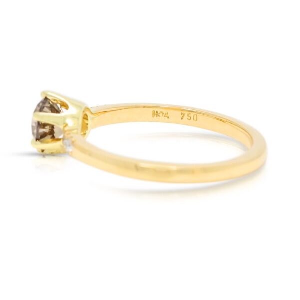 טבעת יהלומים ייחודית בשיבוץ יהלומים חומים ולבנים במשקל 0.59 קראט, בזהב צהוב 18K.