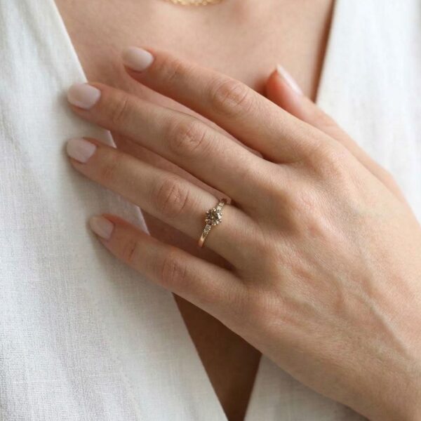 טבעת יהלומים ייחודית בשיבוץ יהלומים חומים ולבנים במשקל 0.59 קראט, בזהב צהוב 18K.