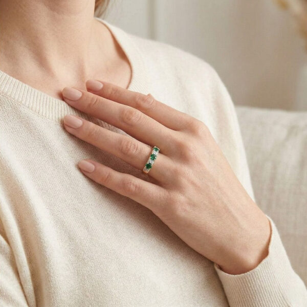 טבעת רעננה של יהלום טבעי ואמרלד בחיתוך עגול מבריק במשקל 0.98ct בזהב דו-גוני 9K