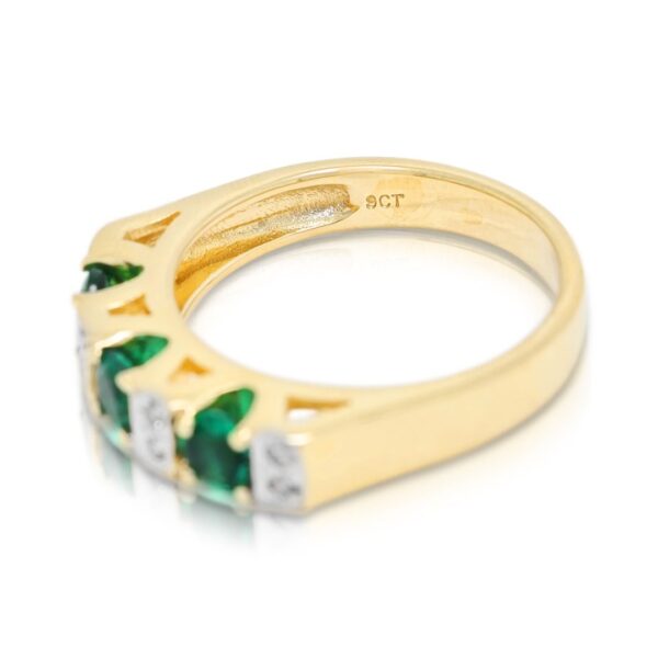 טבעת רעננה של יהלום טבעי ואמרלד בחיתוך עגול מבריק במשקל 0.98ct בזהב דו-גוני 9K