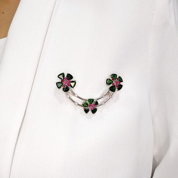 סיכת זר פרחוני תוססת מזהב לבן 18 קראט, משובצת צבוריט ורובי 5.12 קראט