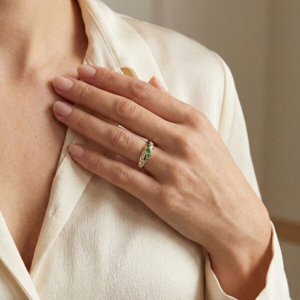 טבעת שובבה עם אזמרגד טבעי ודיאמנטים 0.60ct בזהב צהוב 18K