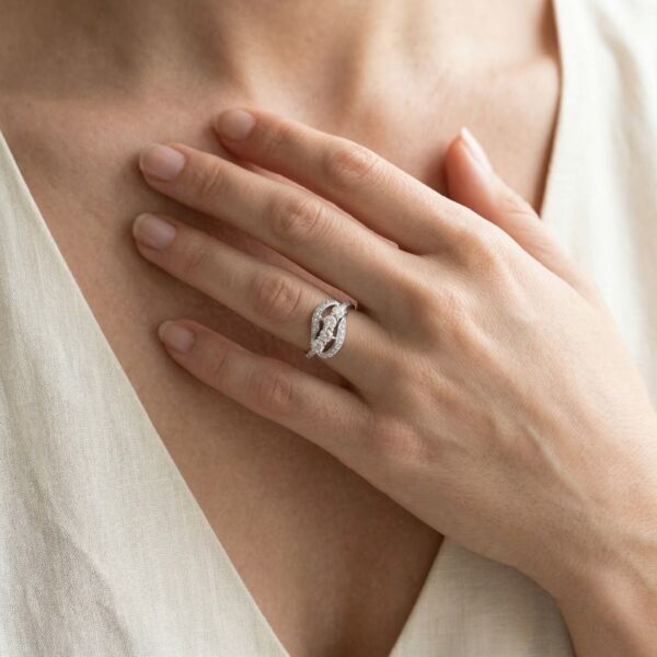 טבעת הצהרה בעיצוב מערבולת מרהיב מזהב לבן 14K, משובצת יהלום טבעי במשקל 1.08 קראט