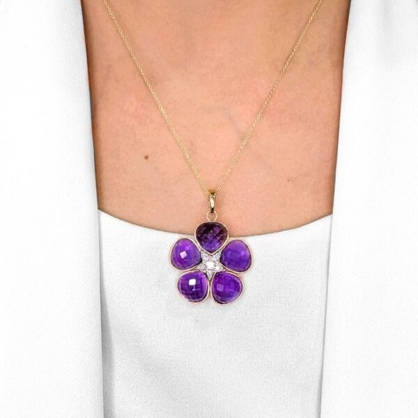 תליון פרחוני מלא קסם משובץ אבני אמטיסט בחיתוך רוז במשקל 5.25 קרט ויהלומים בזהב ורוד 18 קראט