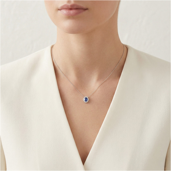 תליון הילה מהודר משובץ ספיר ויהלומים במשקל 0.70 קרט בזהב לבן 18 קראט