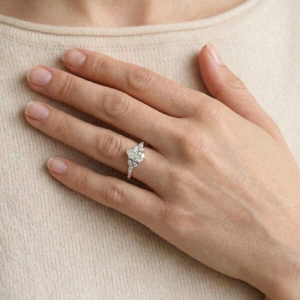 טבעת שבעה יהלומים מזהב לבן 18K, מתועדת GIA, במשקל כולל של 1.17 קראט