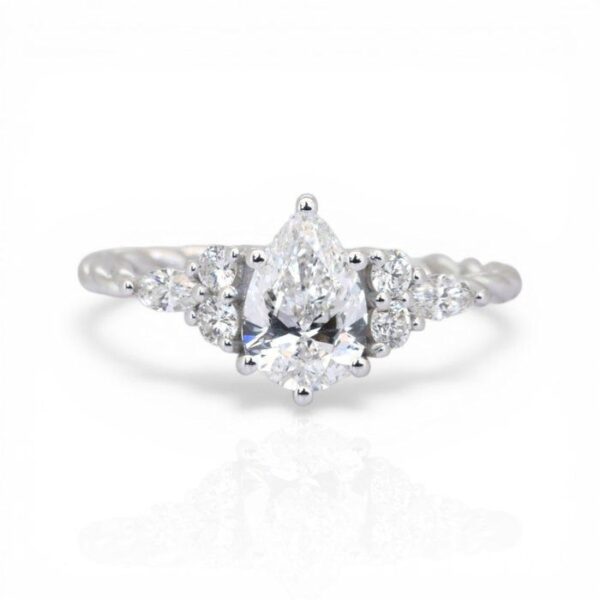 טבעת שבעה יהלומים מזהב לבן 18K, מתועדת GIA, במשקל כולל של 1.17 קראט