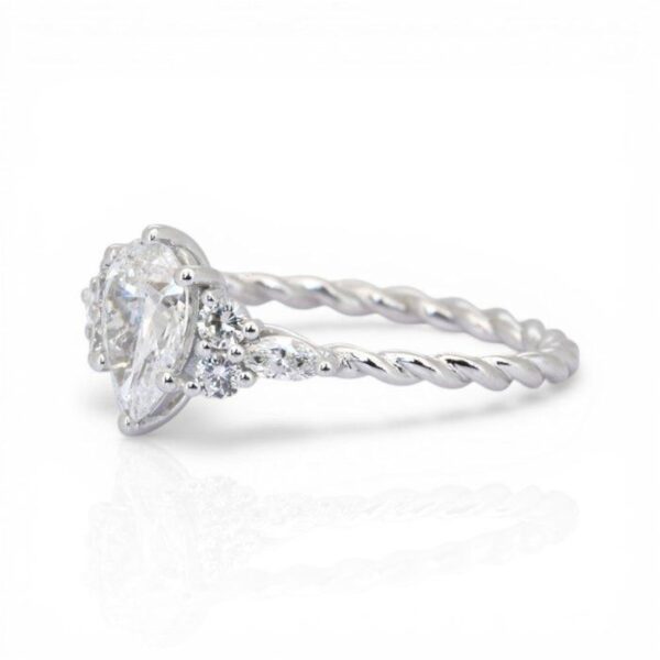 טבעת שבעה יהלומים מזהב לבן 18K, מתועדת GIA, במשקל כולל של 1.17 קראט