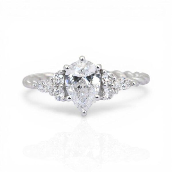 טבעת שבעה יהלומים מזהב לבן 18K, מתועדת GIA, במשקל כולל של 1.17 קראט