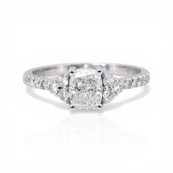 טבעת אשכול מזהב לבן 18K, מתועדת IGI, במשקל 1.31 קראט