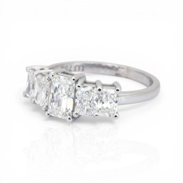 טבעת חמש אבנים מזהב לבן 18K, 1.83 קראט GIA מתועדת