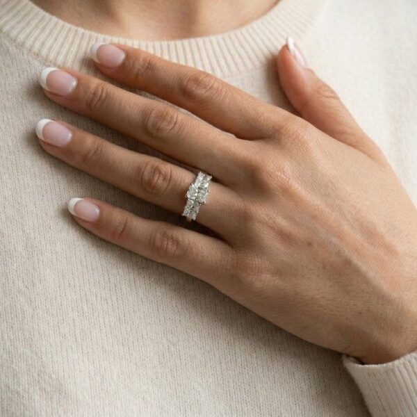 טבעת חמש אבנים מזהב לבן 18K, 1.83 קראט GIA מתועדת