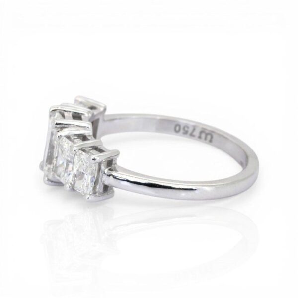 טבעת חמש אבנים מזהב לבן 18K, 1.83 קראט GIA מתועדת