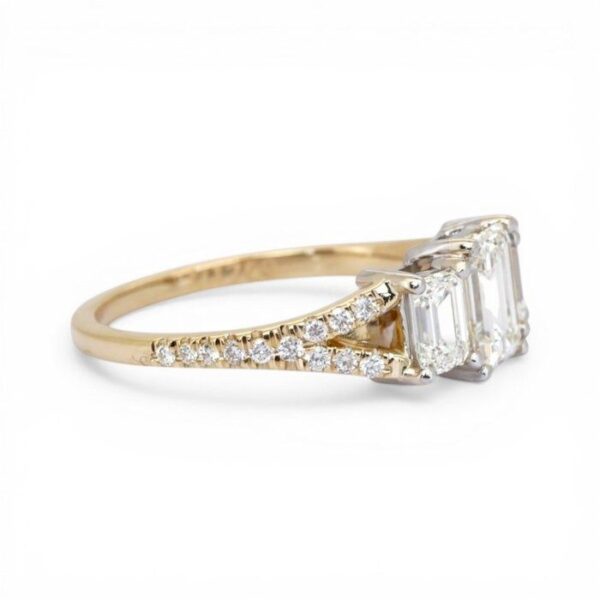 טבעת שלושה יהלומים מזהב 18K צהוב ולבן, מתועדת IGI, 1.83 קראט