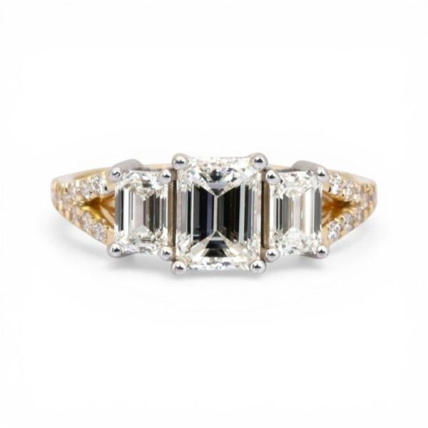 טבעת שלושה יהלומים מזהב 18K צהוב ולבן, מתועדת IGI, 1.83 קראט