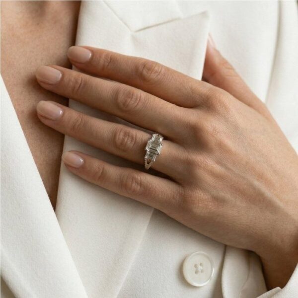 טבעת שלושה יהלומים מזהב 18K צהוב ולבן, מתועדת IGI, 1.83 קראט