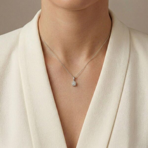 תליון הילה יהלומים קלאסי 0.20 קראט בזהב לבן 18 קראט
