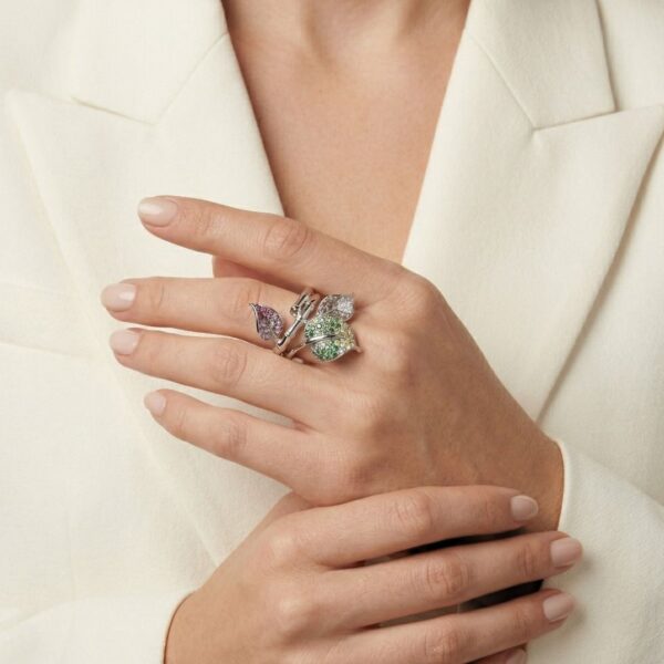 טבעת מעצבים אמנותית משובצת ספיר, צאבוריט ויהלומים במשקל 1.22 קרט בזהב לבן 18 קראט