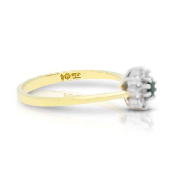 טבעת פרחונית פורחת מזהב דו-גוני 18 קראט, משובצת אזמרגד ויהלומים במשקל 0.22 קראט
