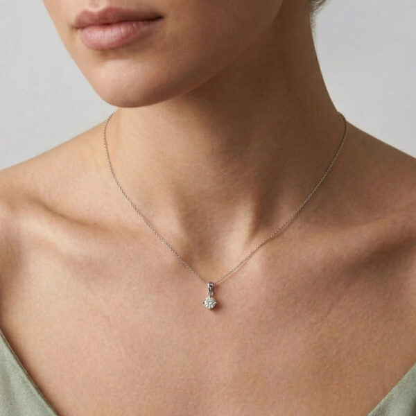 תליון סוליטר יהלום 0.48 קראט זוהר בזהב לבן 18 קראט – מתועדת GIA