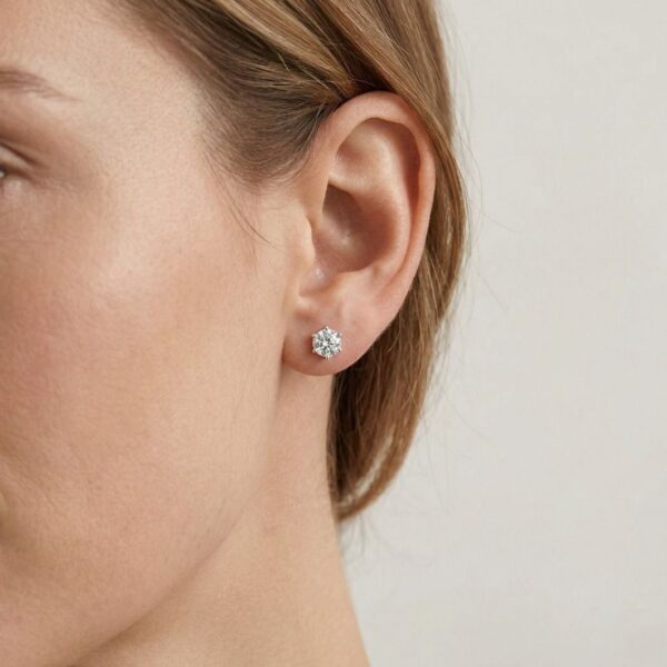 עגילי סוליטר צמודים מבית Gold Heart, משובצים יהלומים בחיתוך בריליאנט במשקל 0.80 קרט, בזהב לבן 18 קראט - מתועדת GIA.