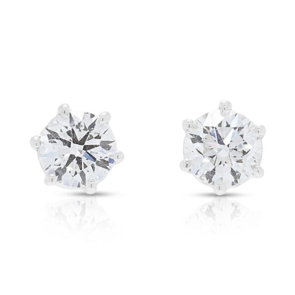 עגילי סוליטר צמודים מבית Gold Heart, משובצים יהלומים בחיתוך בריליאנט במשקל 0.80 קרט, בזהב לבן 18 קראט - מתועדת GIA.