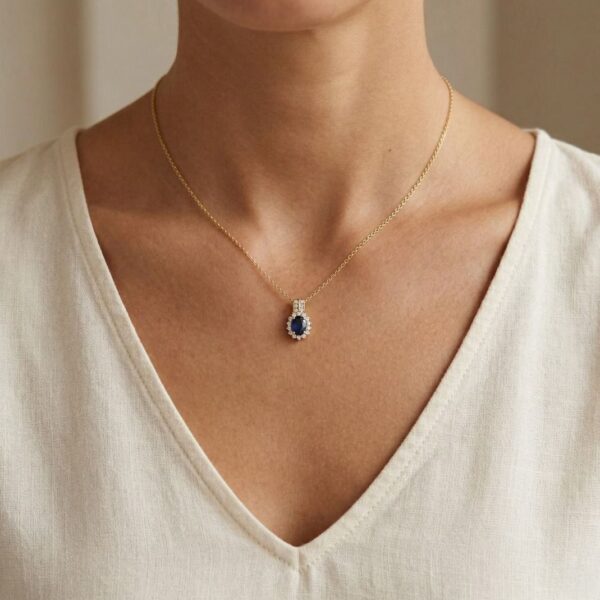 תליון ספיר ויהלומים שובה לב במשקל 1.05 קרט בזהב צהוב 18K