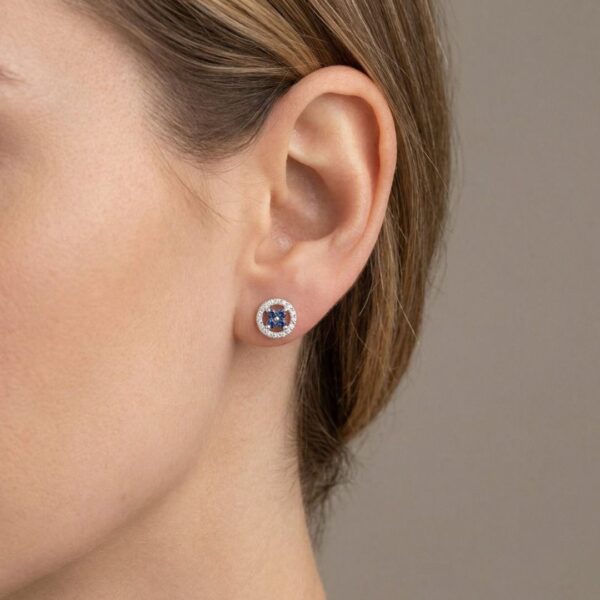 עגילי הילה צמודים מקסימים משובצים ספיר ויהלומים במשקל 0.13 קרט, בזהב לבן 9 קראט עם סוגר מזהב 14 קראט.