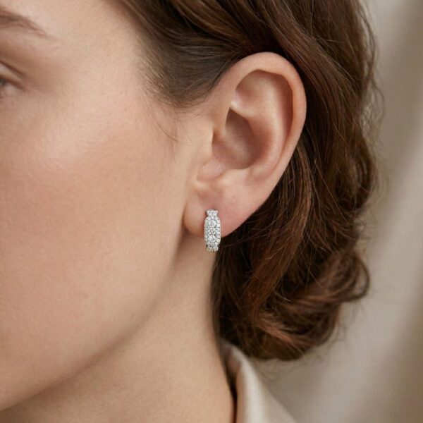 עגילי חישוק יהלומים מקסימים עם סוגר אומגה במשקל 0.45 קראט בזהב לבן 18 קראט