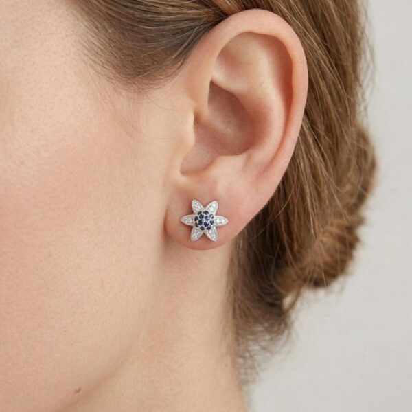 עגילים צמודים מקסימים מזהב לבן 18 קראט, משובצים בספיר ויהלומים טבעיים במשקל 0.85 קראט, בעיצוב אשכול פרחוני