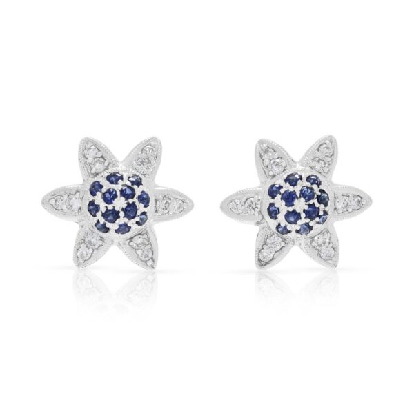 עגילים צמודים מקסימים מזהב לבן 18 קראט, משובצים בספיר ויהלומים טבעיים במשקל 0.85 קראט, בעיצוב אשכול פרחוני