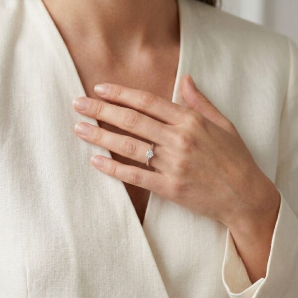 טבעת סוליטר אלגנטית עם יהלום במשקל 0.35 קראט של Gold Heart Celestial בזהב לבן 18 קראט