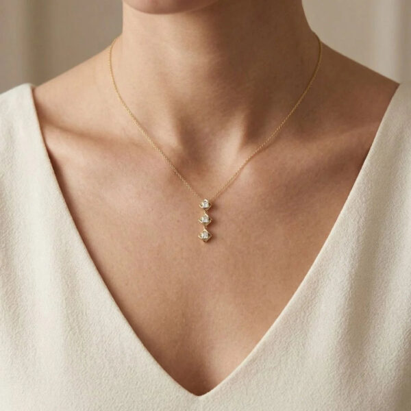 תליון יהלום אלגנטי בחיתוך פרינסס 0.36ct מזהב צהוב 18K