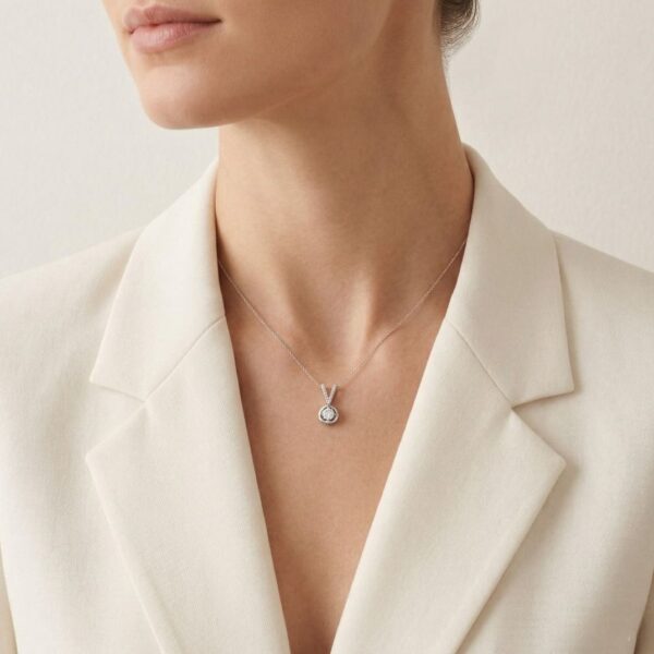 תליון יהלום אלגנטי SK Jewelry Allove בזהב לבן 18K, במשקל 0.36ct, מתועד GIA.