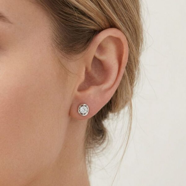 עגילי סוליטר יהלום קלאסיים SK Jewelry בזהב לבן 18K - מתועדים GIA