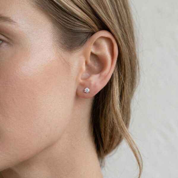 עגילי יהלום טבעי צמודים קלאסיים 0.86 קראט בזהב לבן 18K