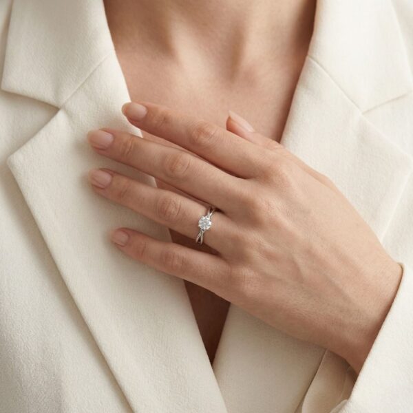 טבעת יהלום מעבדה עגול בחיתוך בריליאנט במשקל 1.04 קרט, מרהיבה, בזהב לבן 18 קראט - מתועדת IGI