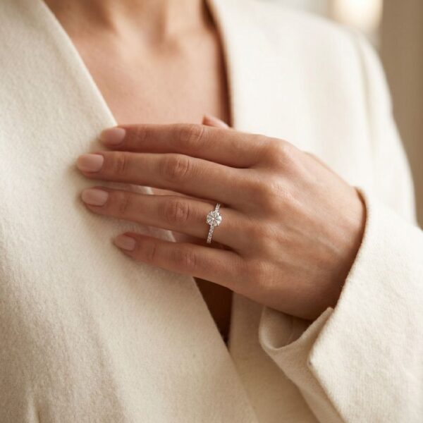 טבעת פאווה מרהיבה משובצת יהלומים 1.35 קראט בזהב לבן 18K - מתועדת GIA